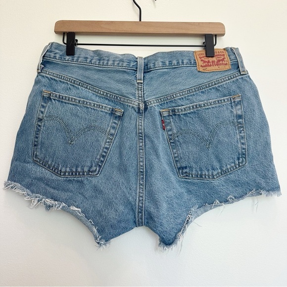 LEVI'S 501 High Rise Womens Denim Shorts Quiet Riot Medium Wash Distressed 31 - Picture 4 of 13